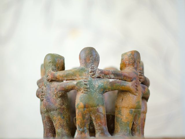 Photo: clay-humans-hugging